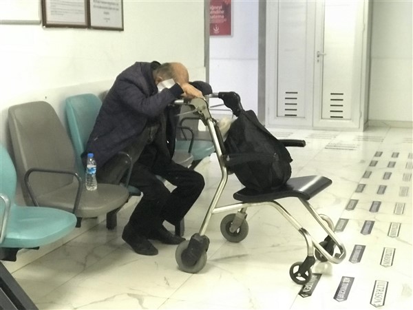 Yüzü eriyen adam tedavi olmak istiyor 