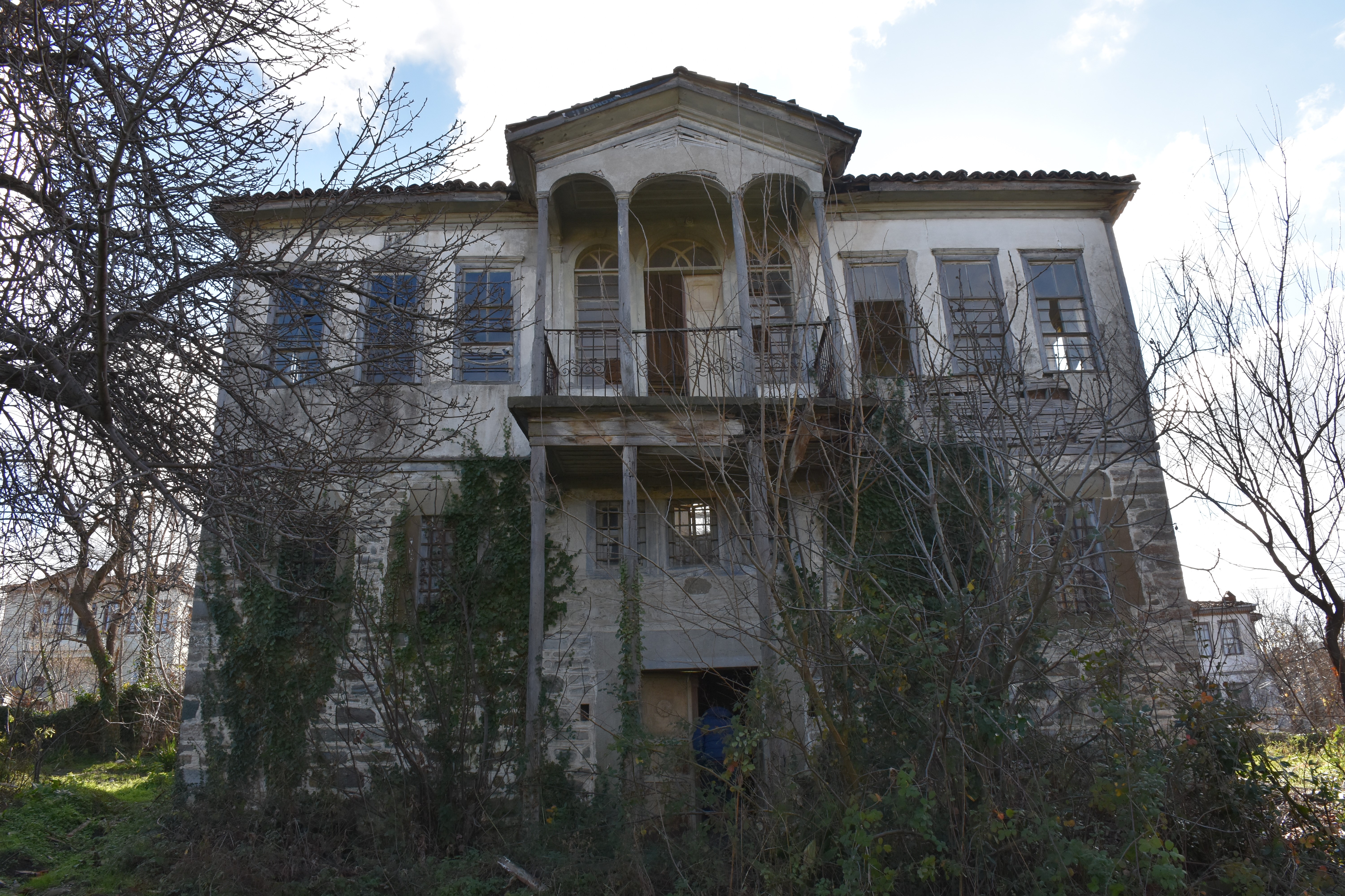Alaçam’ın tarihi konakları yıkılmaya yüz tuttu!