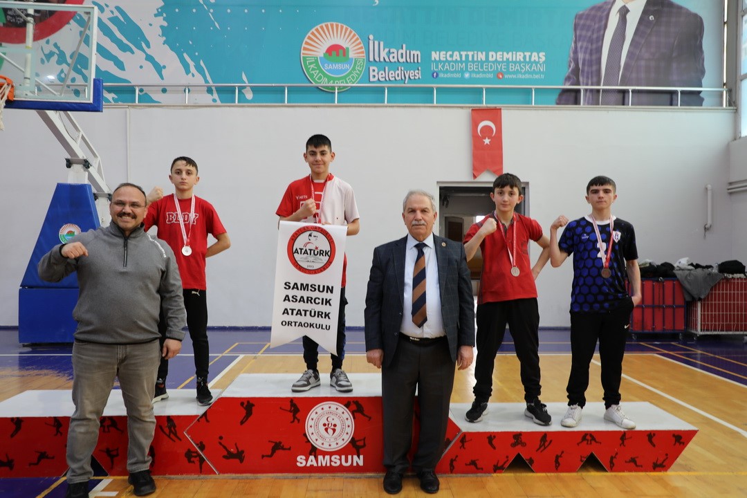 Necattin Demirtaş sporcular ile bilek güreşine tutuldu