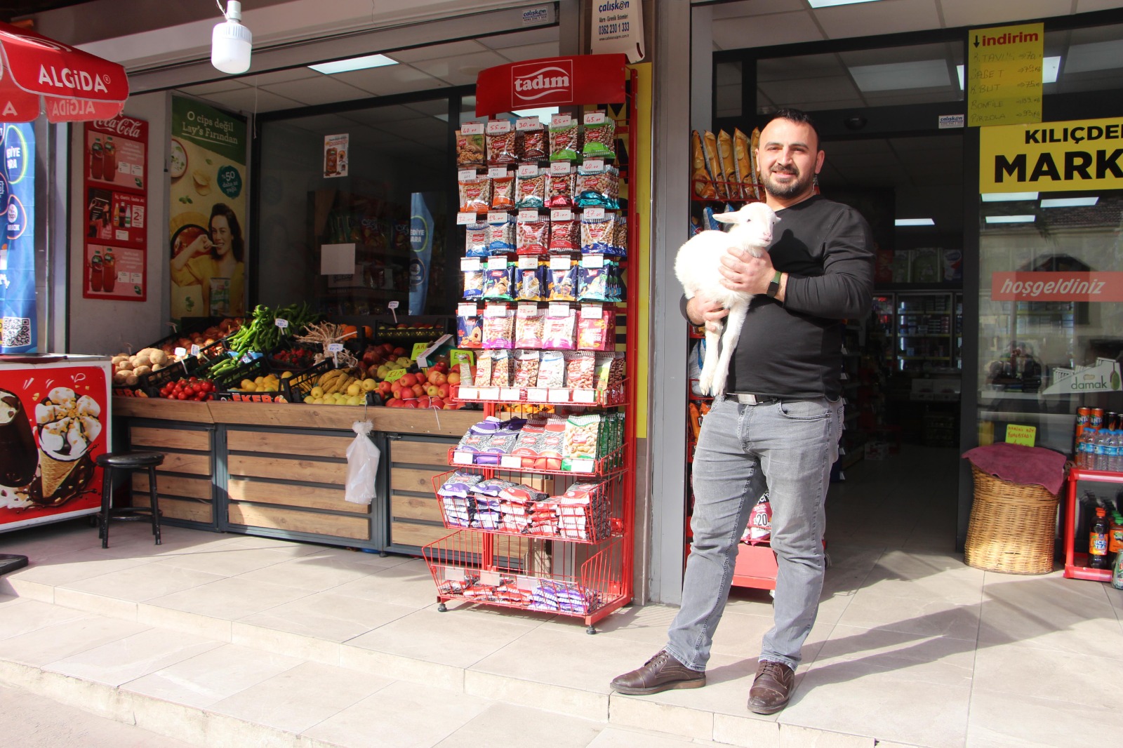 Samsun'da bezlediği kuzuya bebek gibi bakıyor