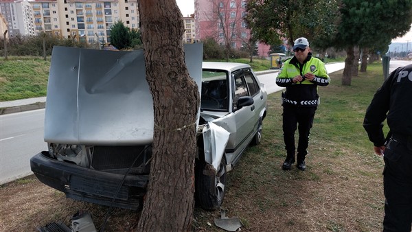 Samsun'da ağaca çarpan araba hurdaya döndü