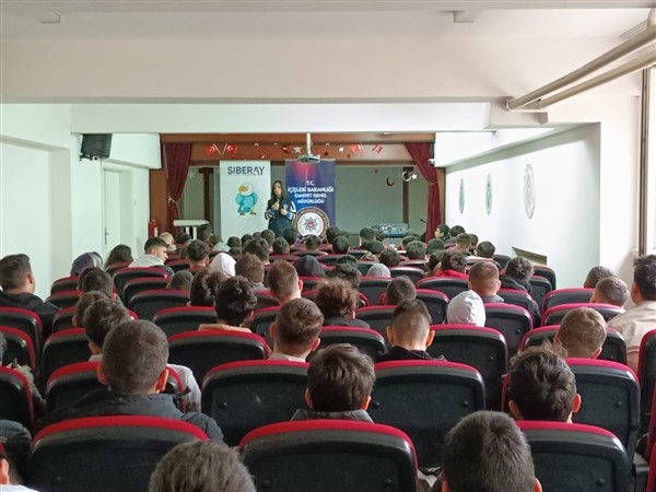 Samsun’da lise öğrencileri ‘dijital tehlikelere’ karşı bilgilendirdi
