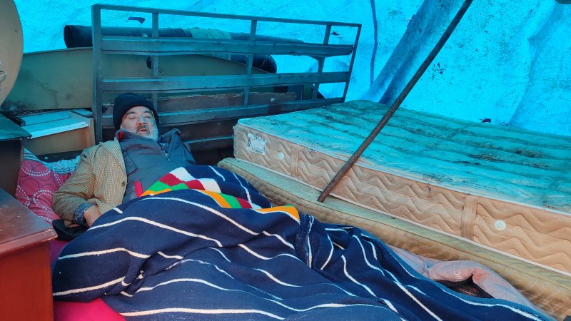 Samsun'da dram! Yaşlı adam kış günü sokakta kaldı