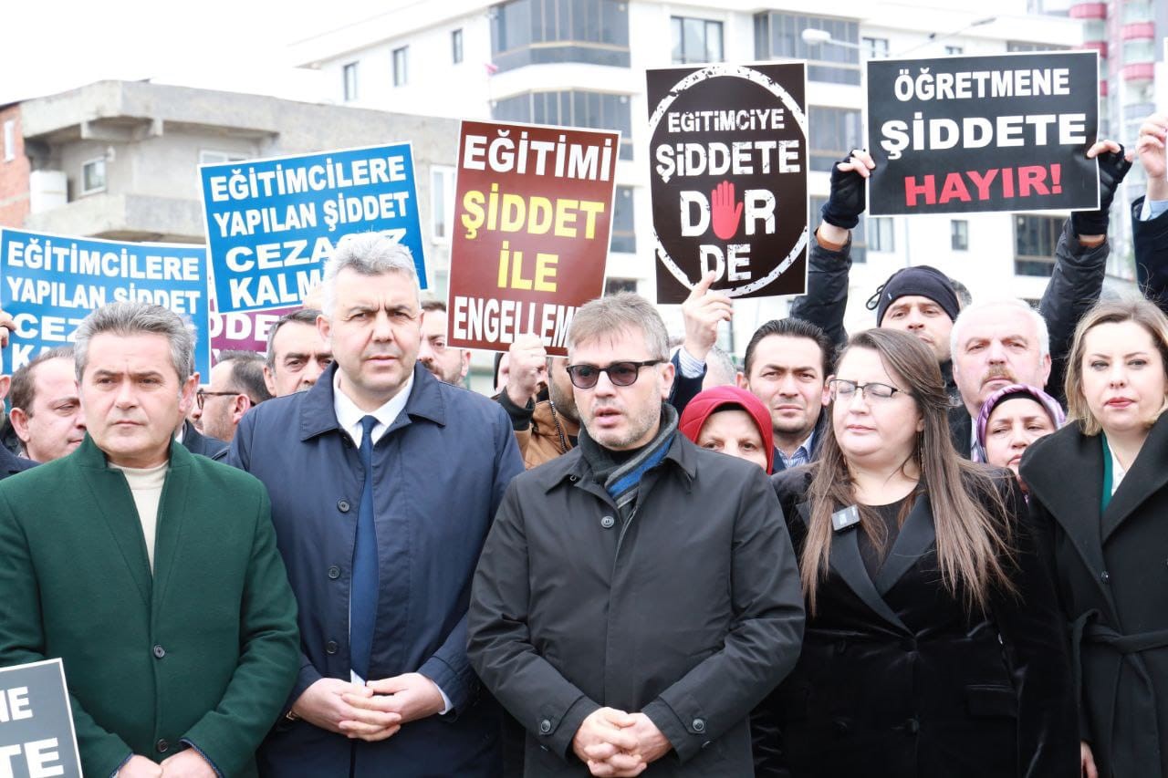 Samsun'da eğitimciler şiddete karşı toplandı 