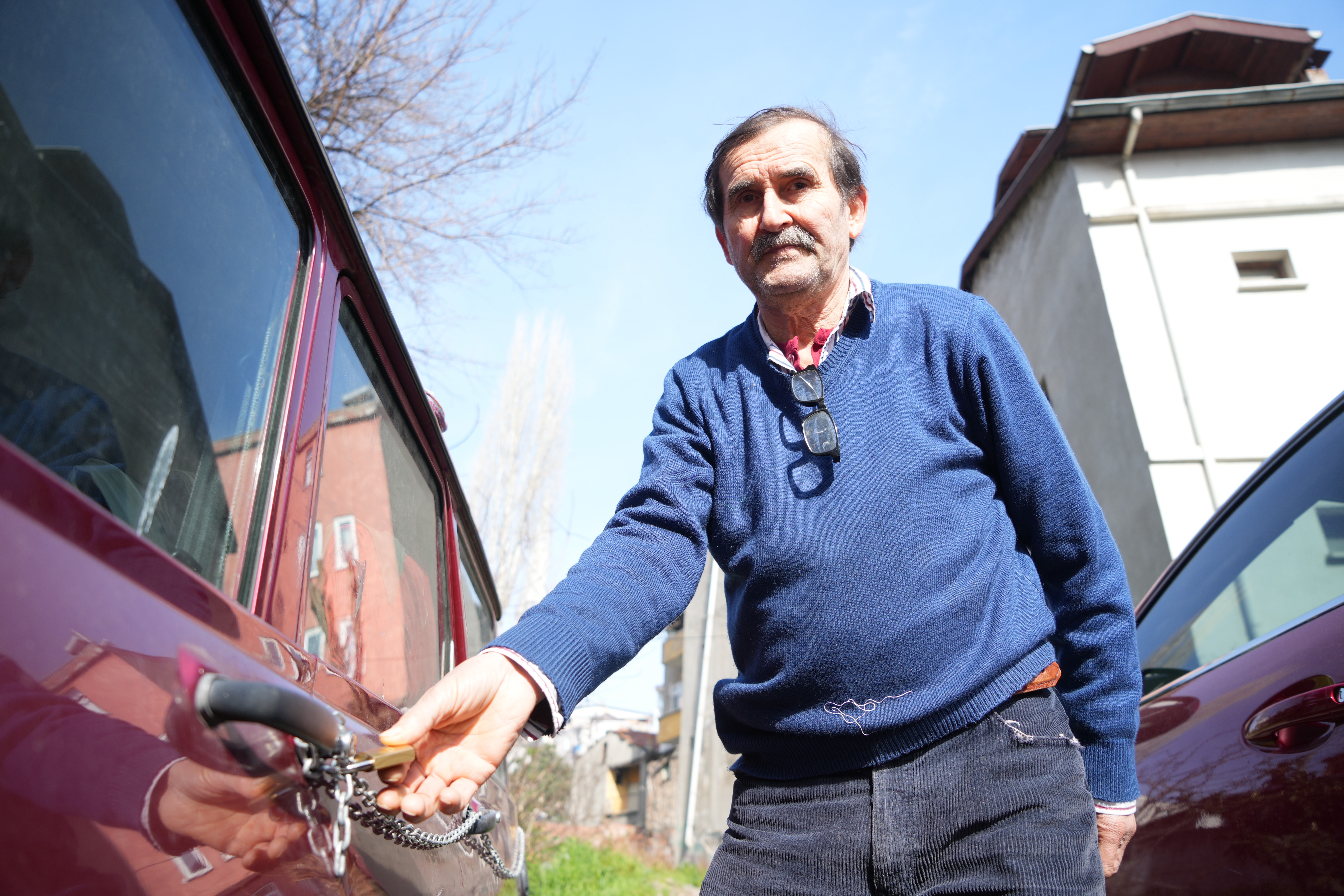 Samsun'da hırsızlardan bıkan esnaf, otomobilini zincire vurdu