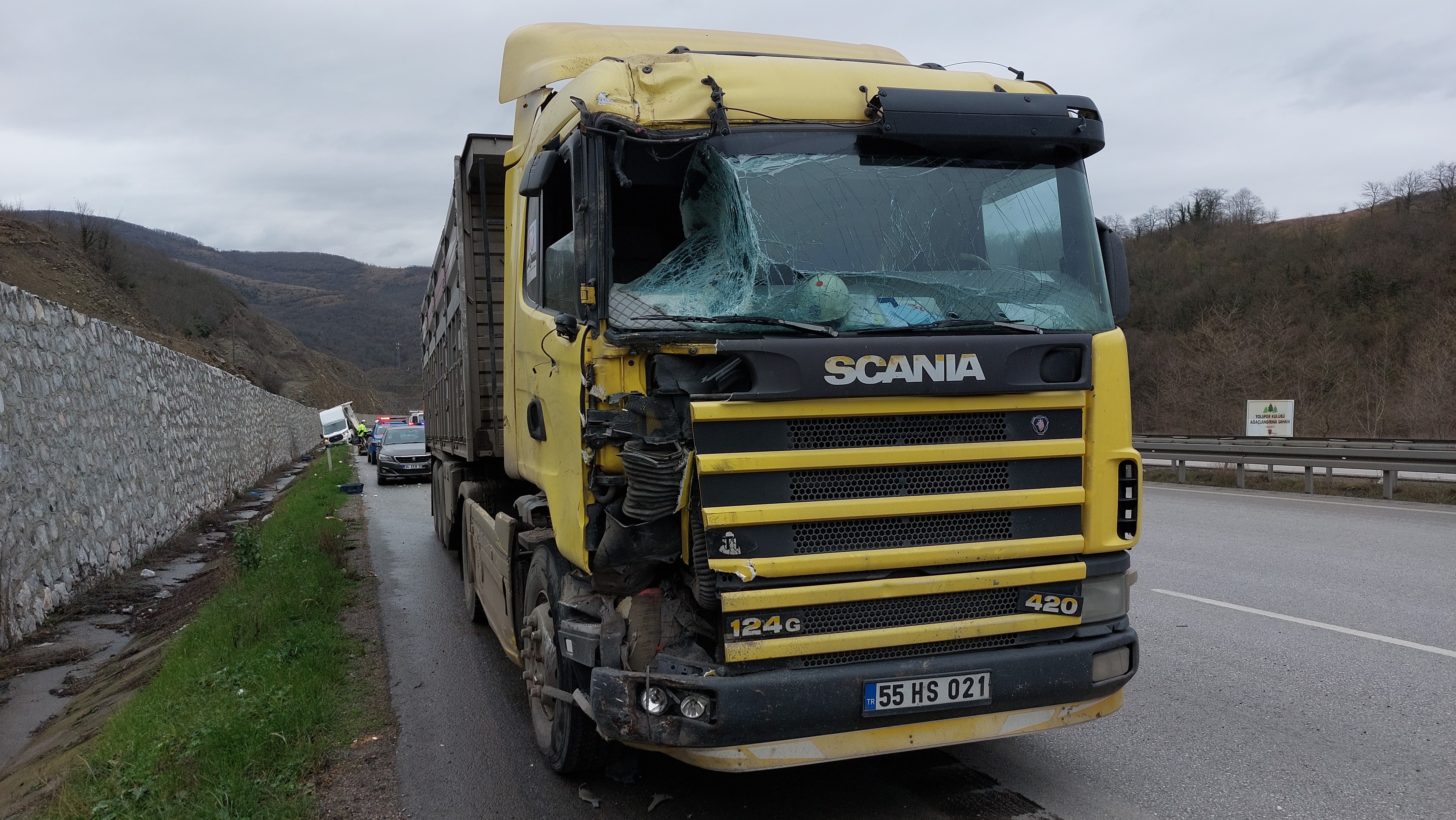 Samsun'da tır, kamyoneti biçti!