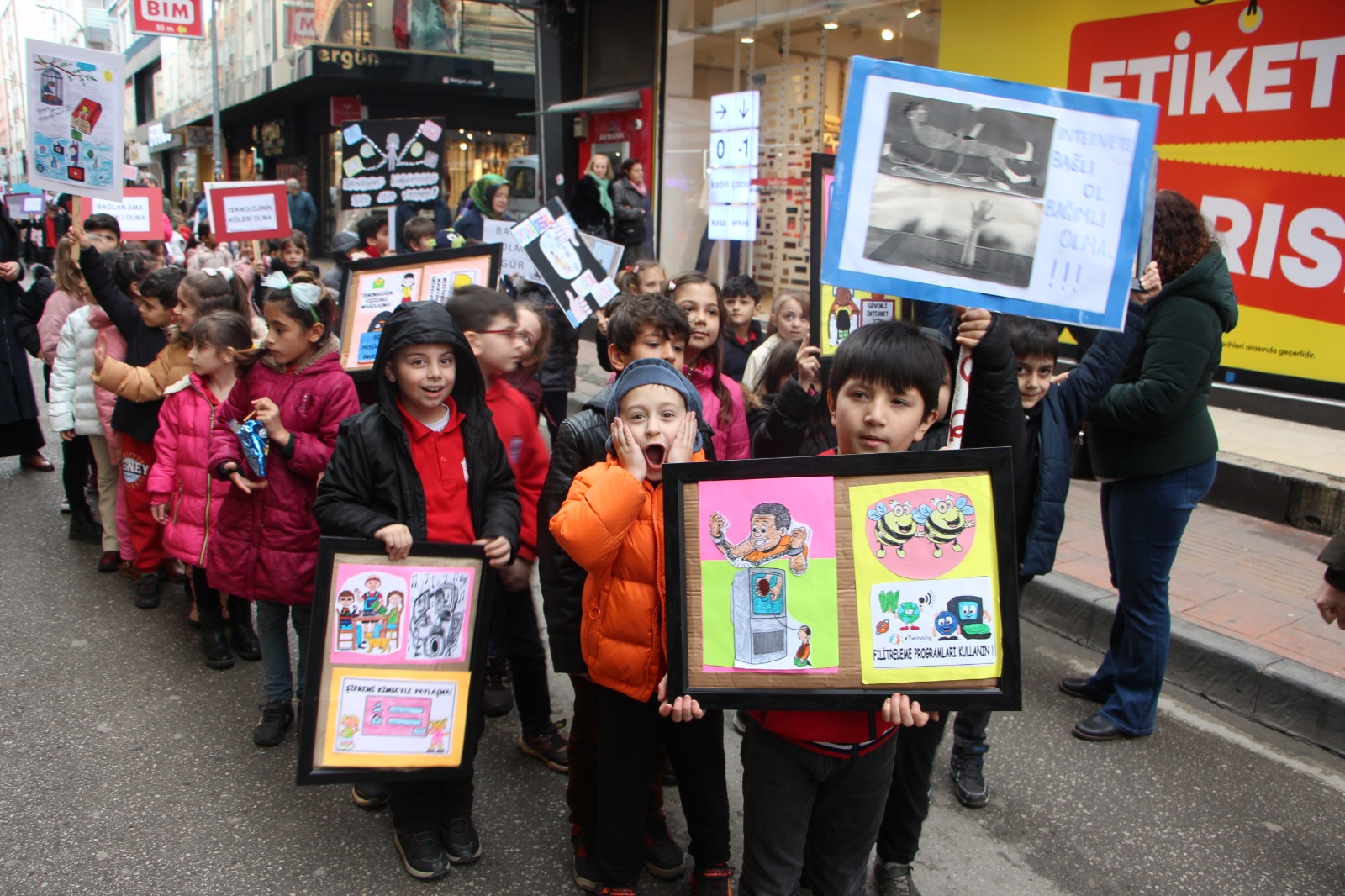 Samsun’da ilkokul öğrencileri teknoloji bağımlılığına karşı yürüdü 