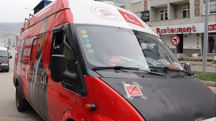 Samsun'da SP'li başkan adayının seçim aracına çirkin saldırı!