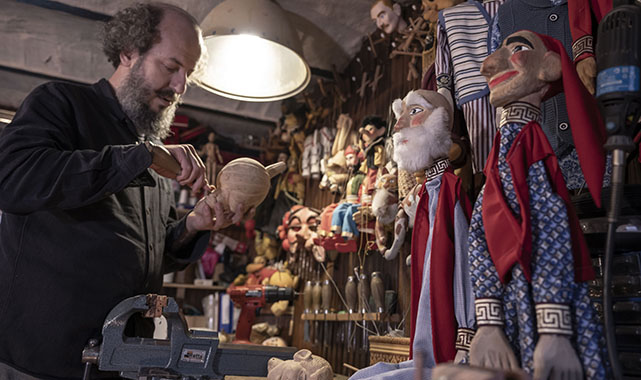 Sanatçı Cengiz Samsun, gölge oyununun yayılması için çaba gösteriyor