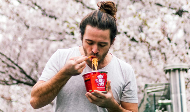 NOODLE ÇILGINLIĞI: POPÜLERLİK ALTINDA GİZLENEN TEHLİKELER