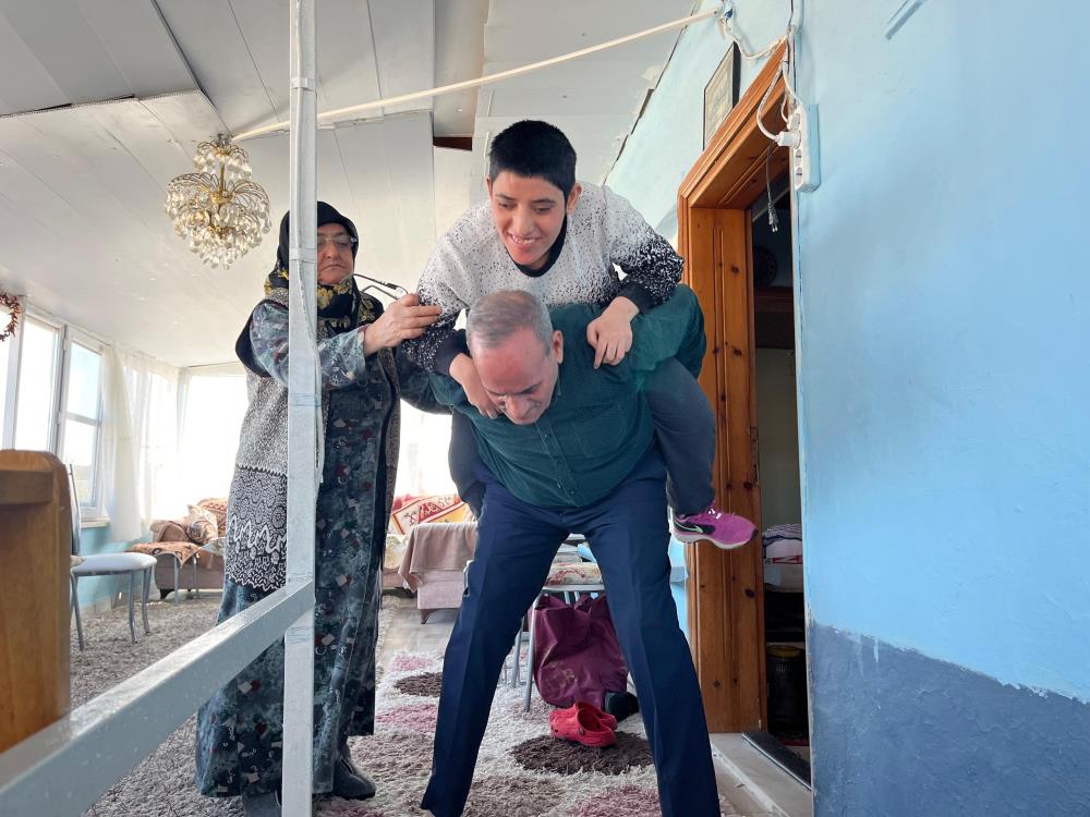 Baba yüreği bir başka: 73 yaşında kızını metrelerce sırtında taşıyor