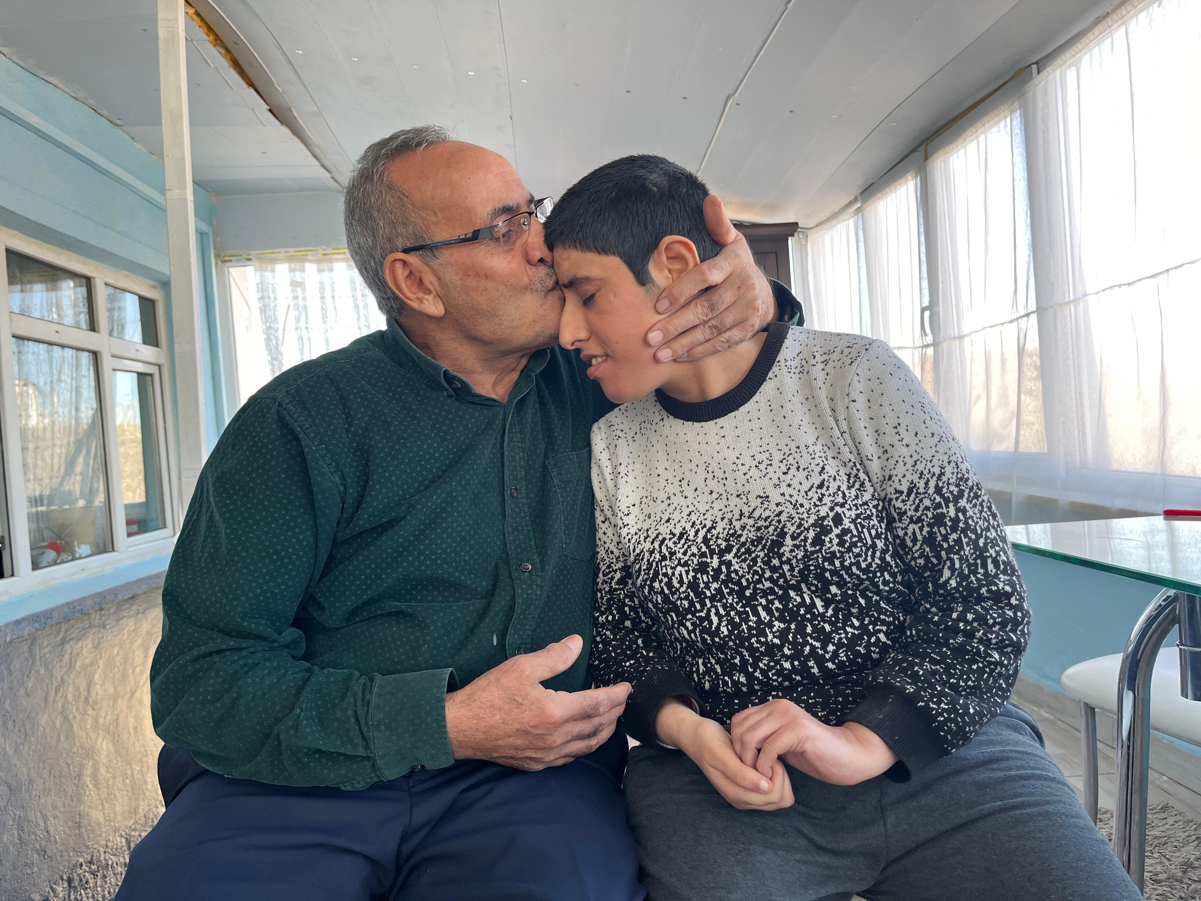 Baba yüreği bir başka: 73 yaşında kızını metrelerce sırtında taşıyor