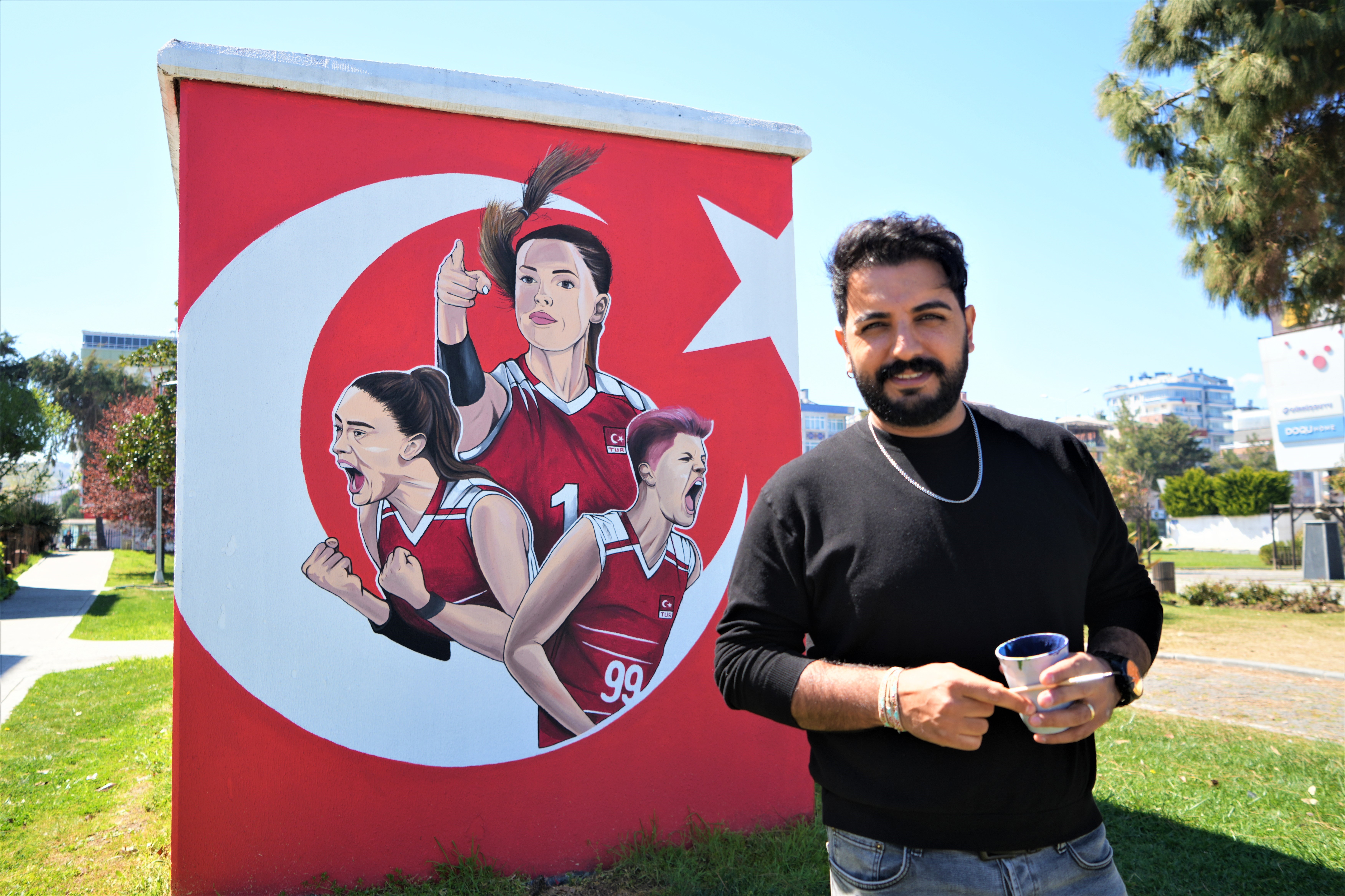 Resim öğretmeni elektrik trafolarını tuval gibi kullanıyor