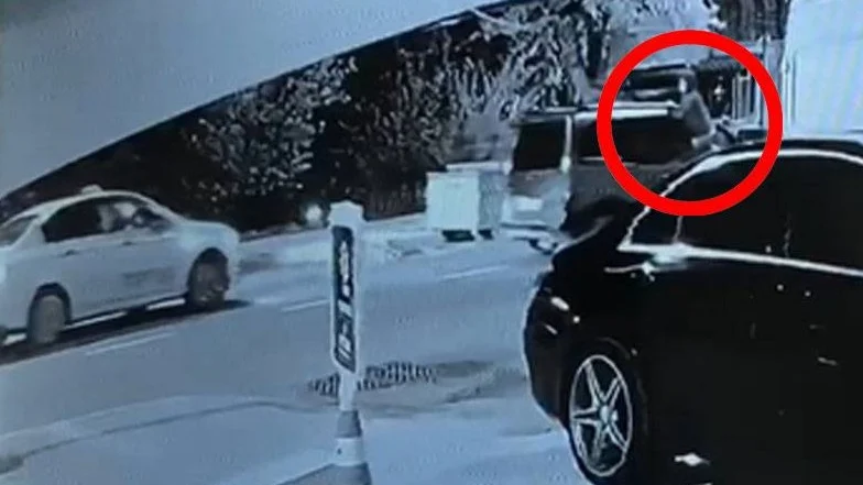 Aracın camından sarkıp taksiye kurşun yağdırdı! Dehşet anları!
