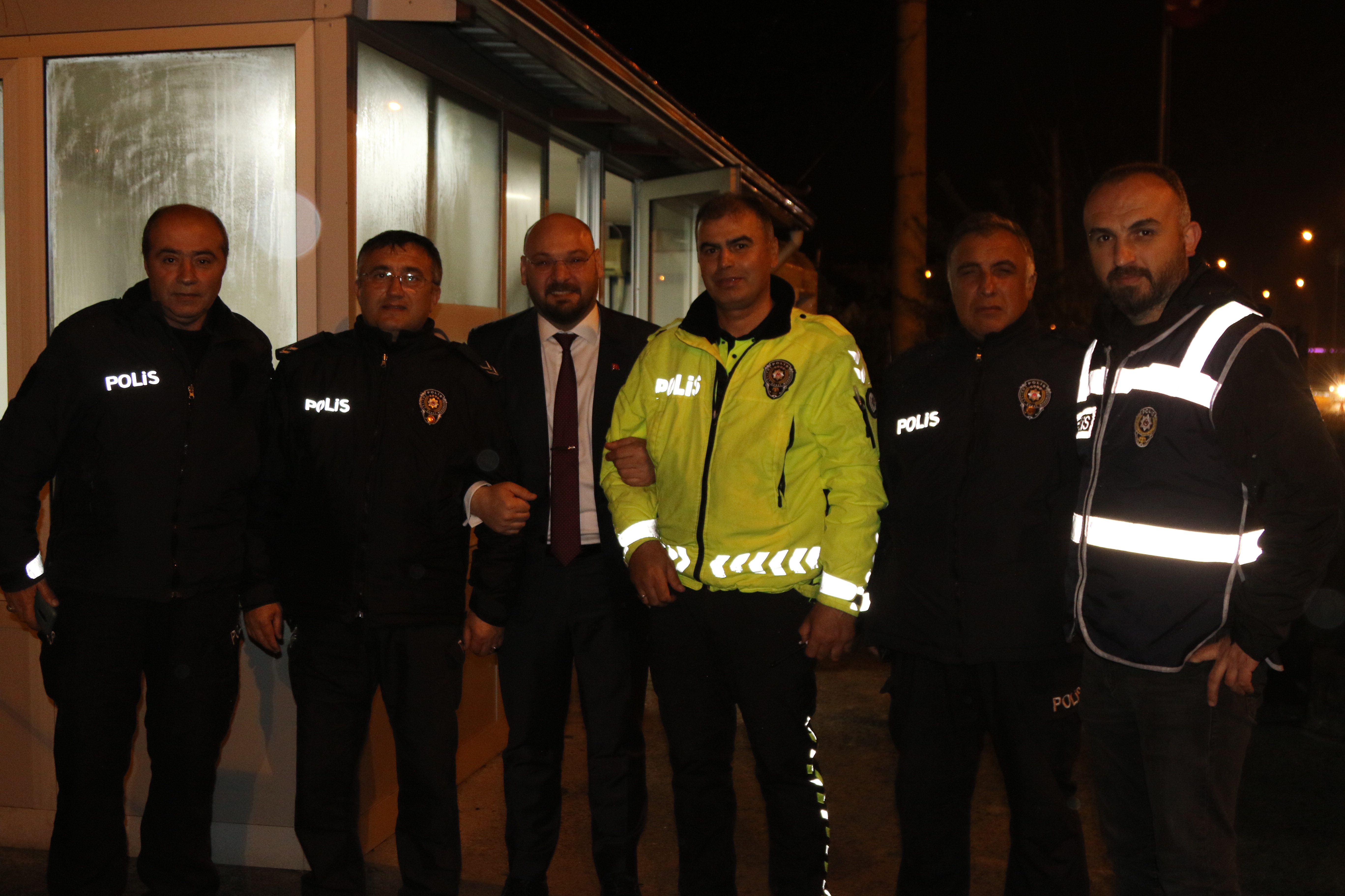 Serhat Türkel’den polislere kutlama