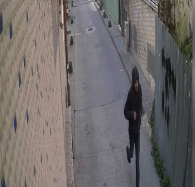 Film gibi olay kamerada! Yanlış adamı vurdu el öperken yakalandı