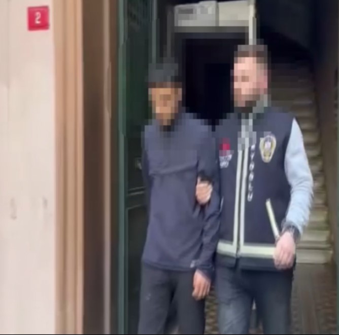 Film gibi olay kamerada! Yanlış adamı vurdu el öperken yakalandı