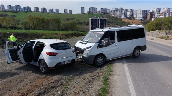 Samsun'da otomobil ve minibüs çarpıştı