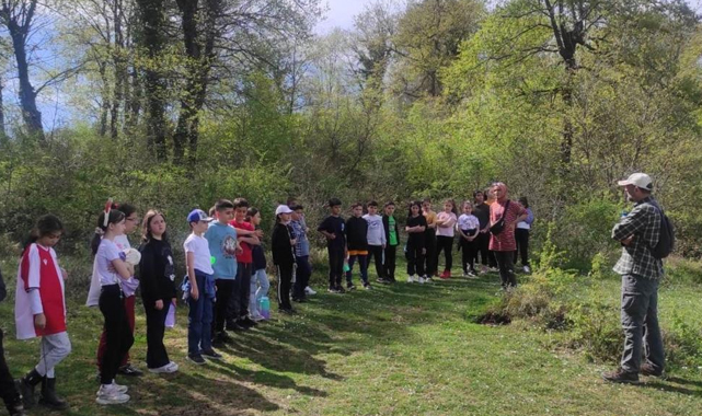 Samsun'da öğrenciler koruma altındaki şakayık çiçeğini keşfetti