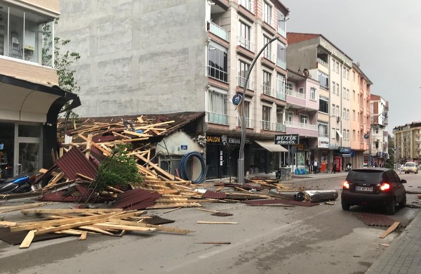 Vezirköprü'de fırtına çatıları uçurdu