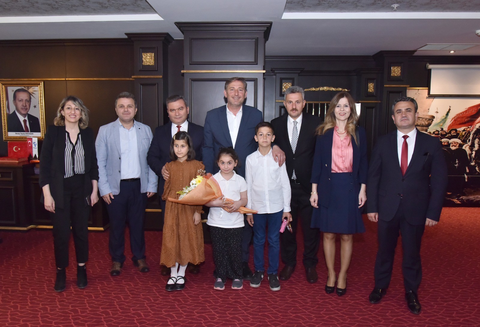 Mustafa Candal koltuğu çocuklara teslim etti