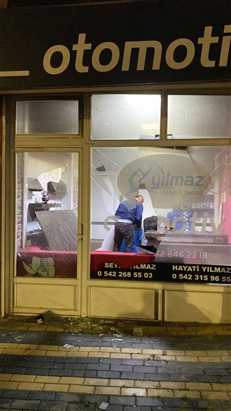 Vezirköprü'de iş yeri basıp otomobilleri yaktılar