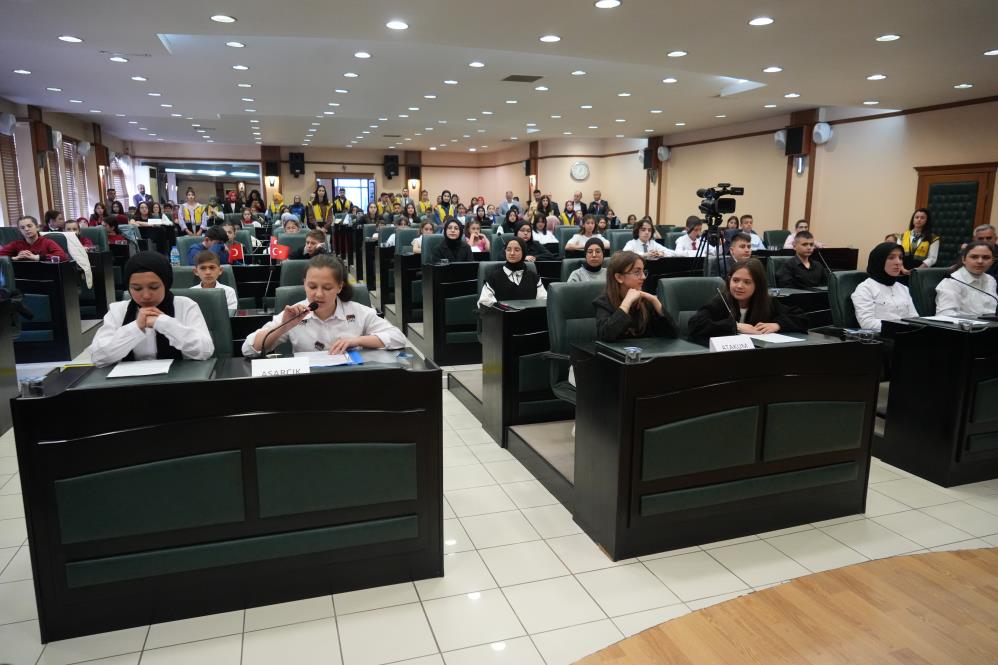 Samsun'da çocuklar meclis koltuğuna oturdu