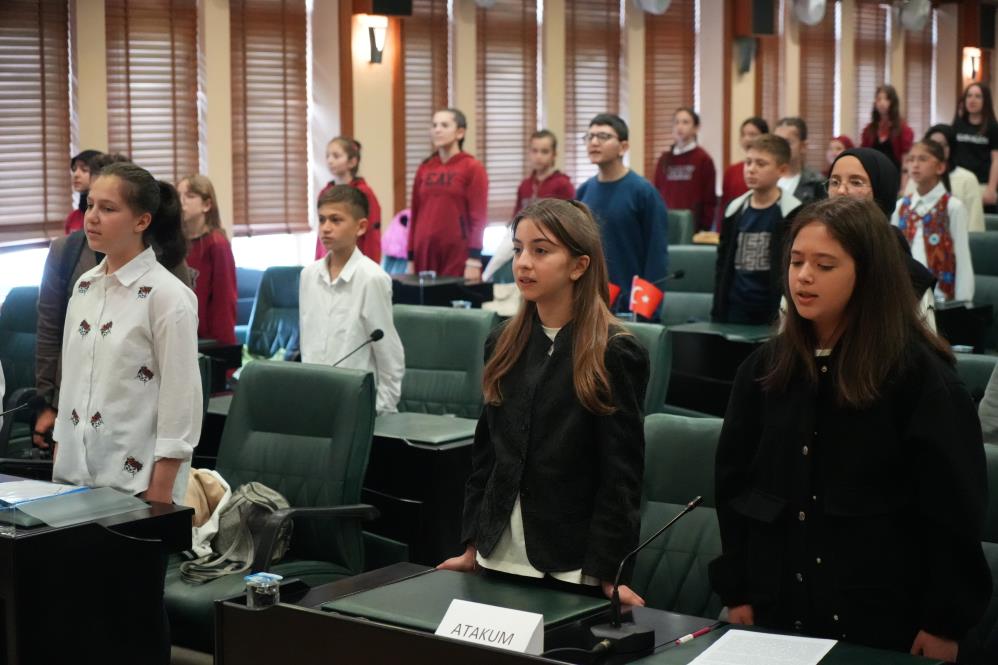 Samsun'da çocuklar meclis koltuğuna oturdu