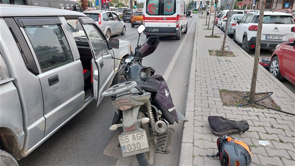 Samsun'da motosiklet kamyonet kapısına çarptı