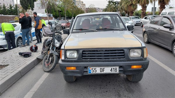 Samsun'da motosiklet kamyonet kapısına çarptı