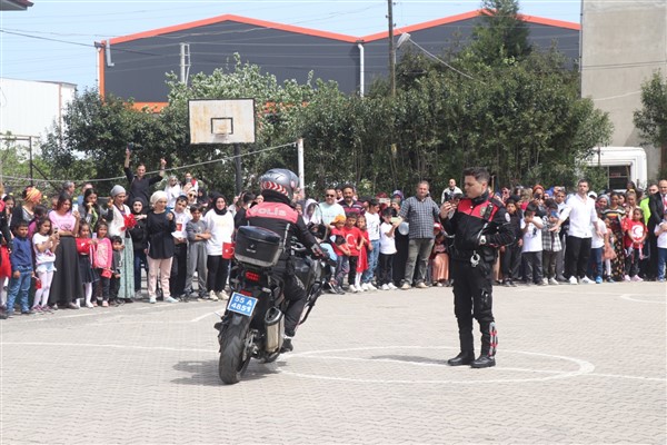 Samsun polisi 23 Nisan'ı çocuklarla kutladı 