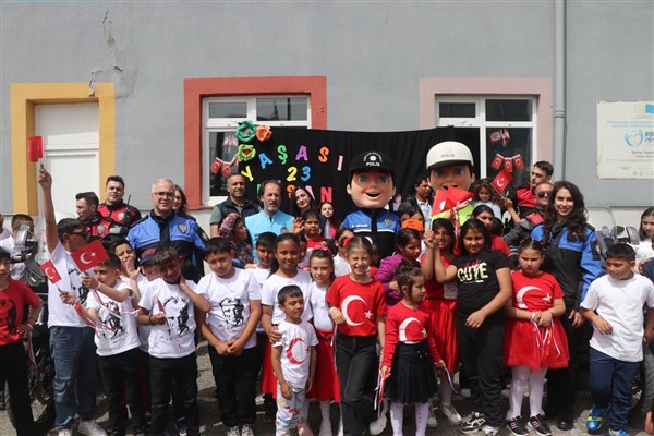 Samsun polisi 23 Nisan'ı çocuklarla kutladı 