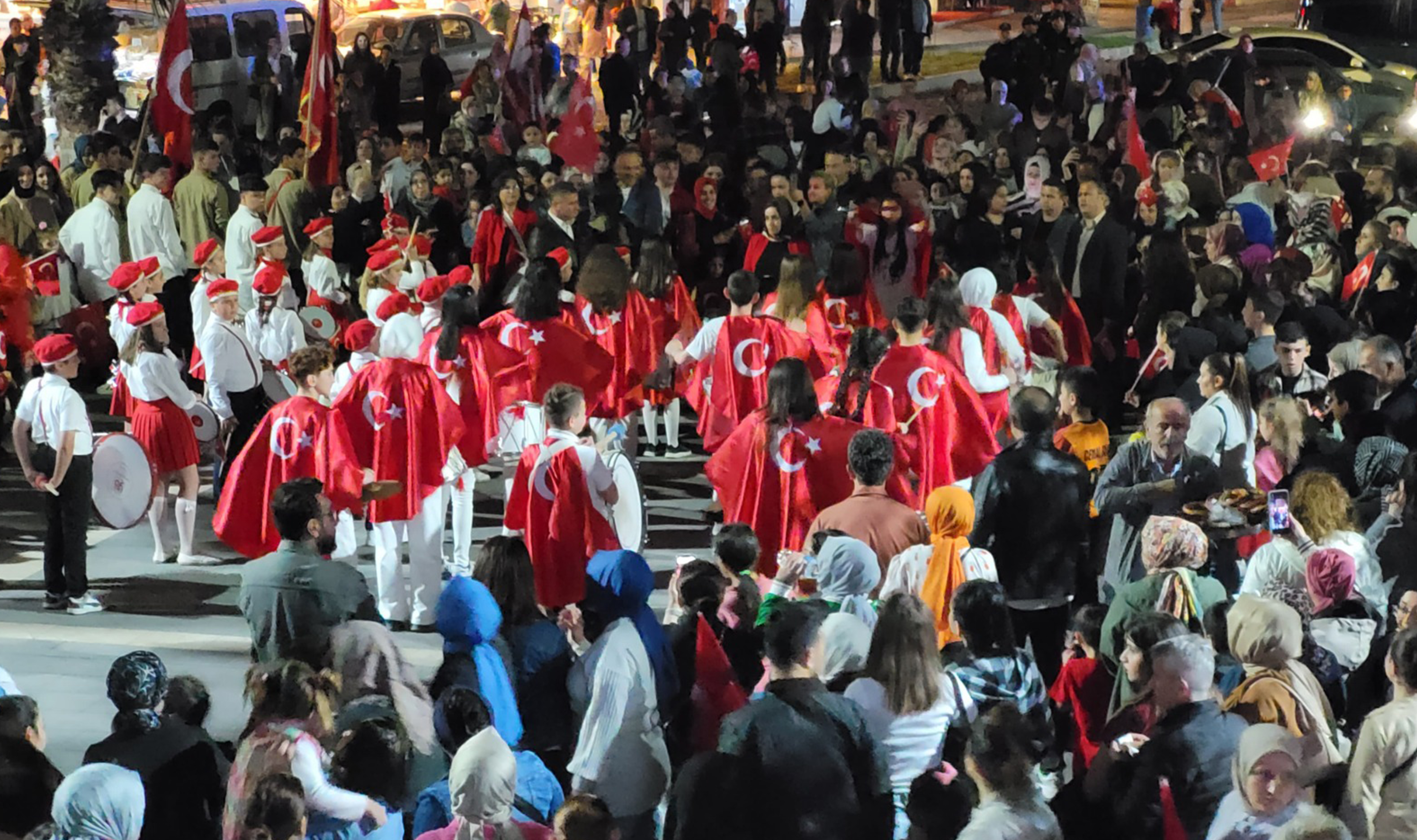 Tekkeköy'de fener alayıyla aydınlanan gece
