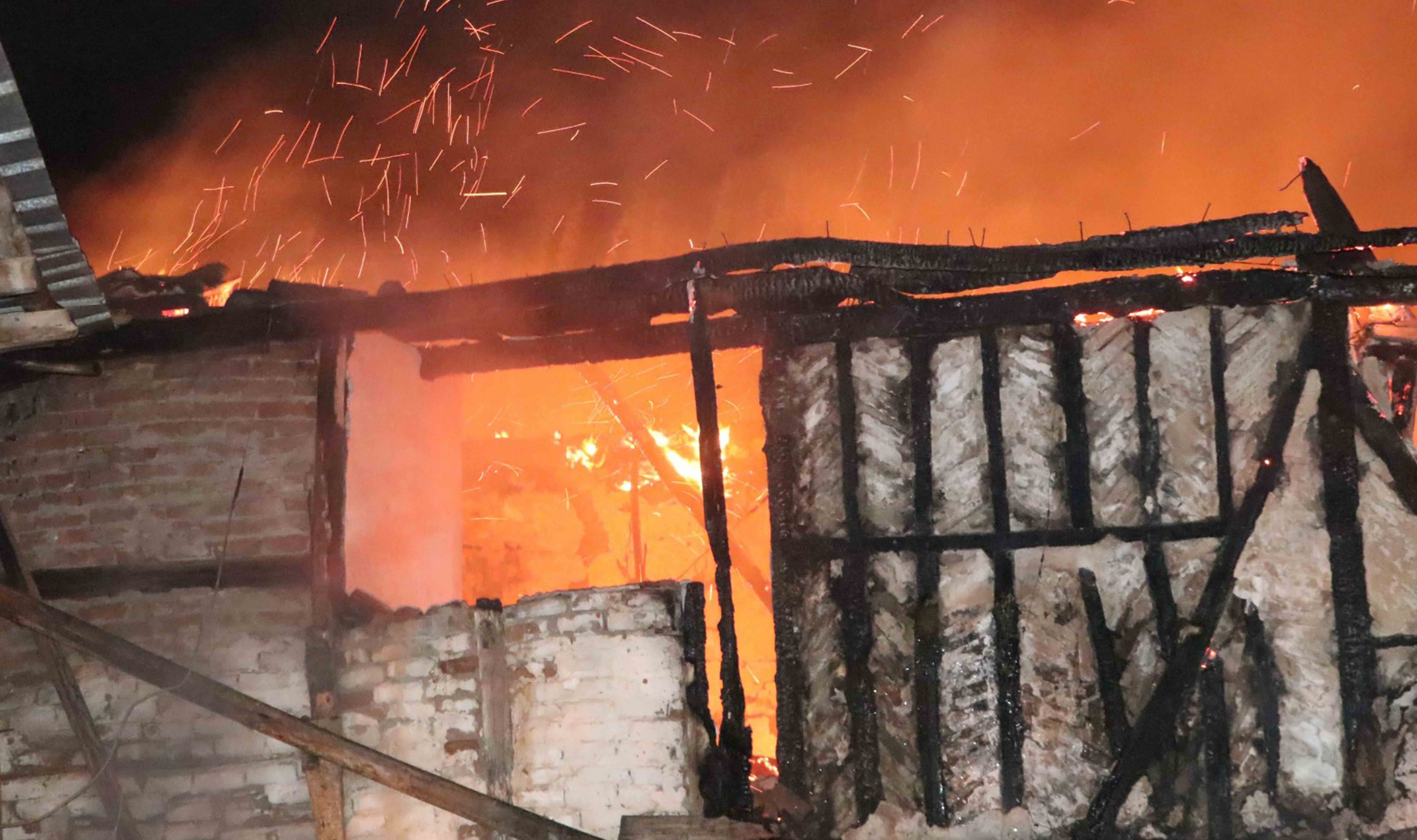 Samsun’da iki katlı ahşap ev ve depo yangında kül oldu