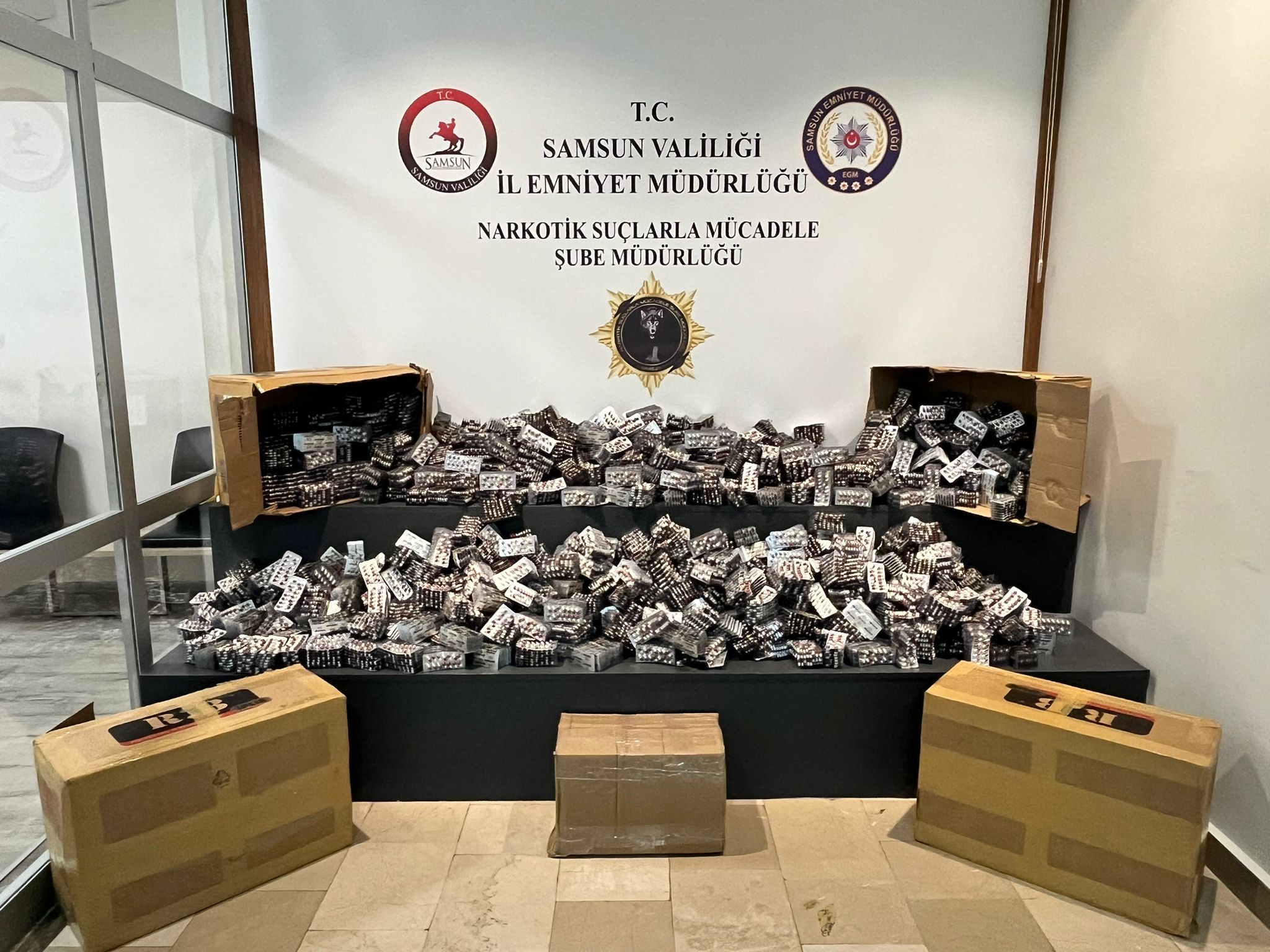 İstanbul-Samsun uyuşturucu sevkiyatına darbe! 83 bin 440 adet ele geçirildi