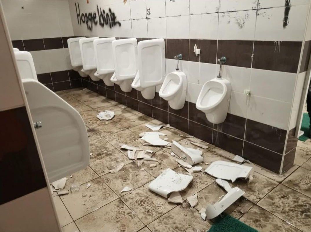 Trabzonspor taraftarı Samsun 19 Mayıs Stadyumu’ndaki tuvaletlere zarar verdi!