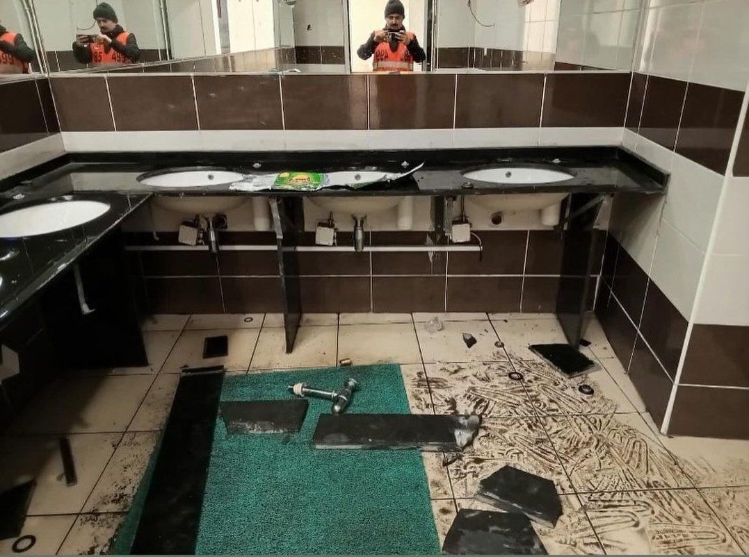 Trabzonspor taraftarı Samsun 19 Mayıs Stadyumu’ndaki tuvaletlere zarar verdi!