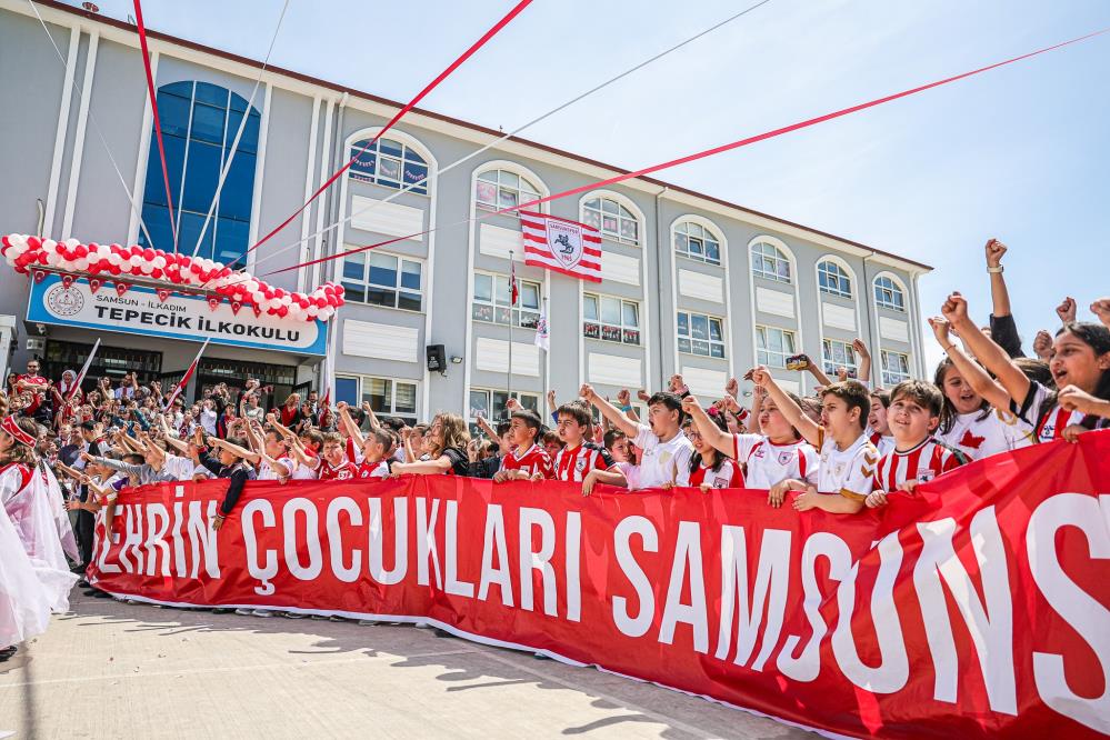 Samsunsporlu futbolcular minik öğrencilerle buluştu