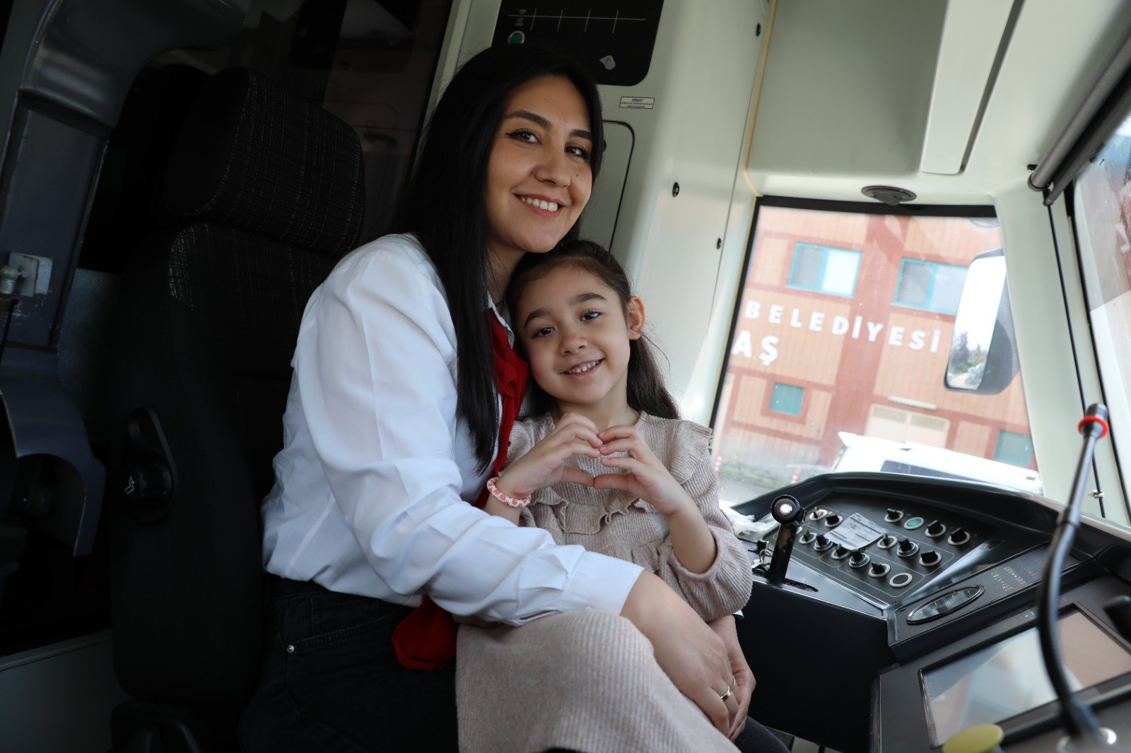 Samsun'da tramvaylar annelere emanet