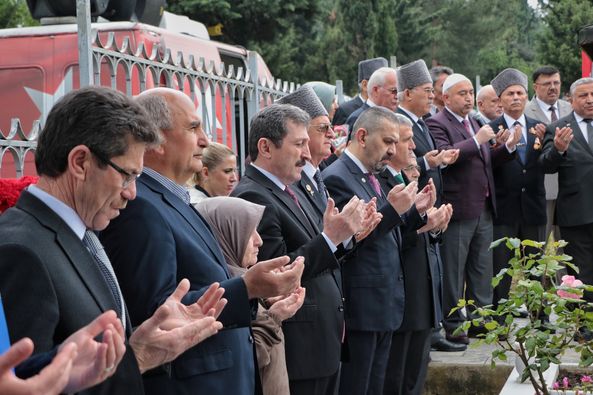 Şehitler kabirleri başında anıldı