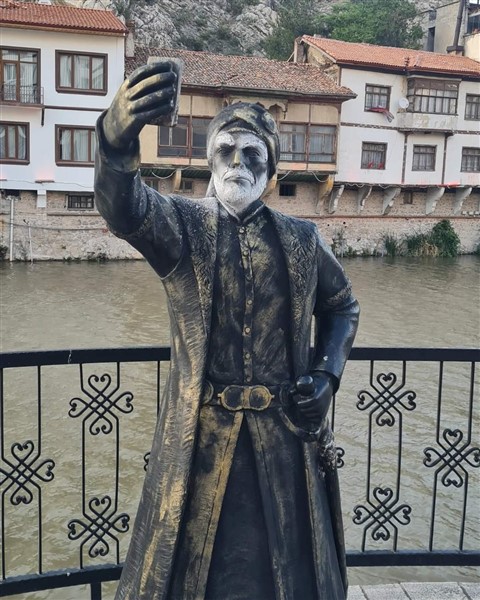 Amasya'da selfie çeken şehzade heykeline saldırı   