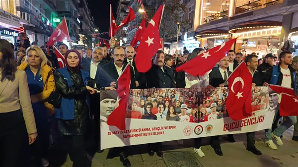 Samsun'da 1919 Metre Bayrak Yürüyüşü ve Fener Alayı yapıldı