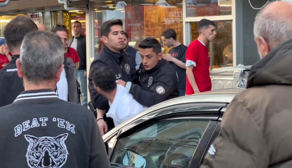 Samsun'da kavga faciaya dönüyordu! Araçların altına savruldu