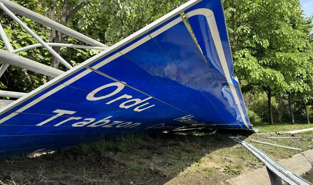Samsun'da yön tabelasının devrilmesi sonucu trafik felç oldu