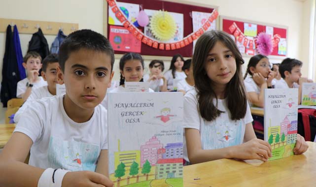 Samsun'da öğretmen Fatih Aksoy, öğrencileri için kitap çıkardı