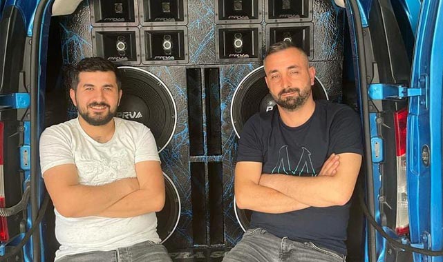 Bafra'da aracını yürüyen diskoya çevirdi!