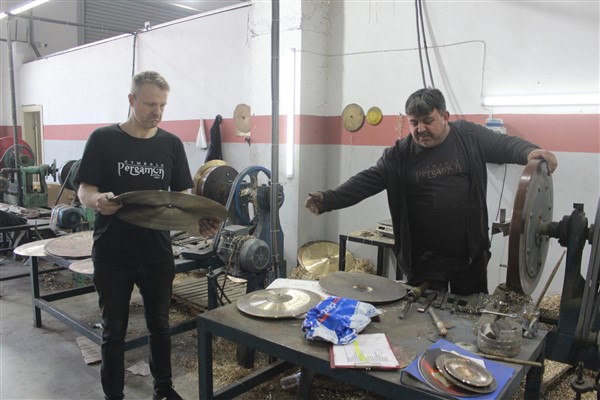 Norveç müzisyen Aalberg'den Terme'ye bateri ziyareti