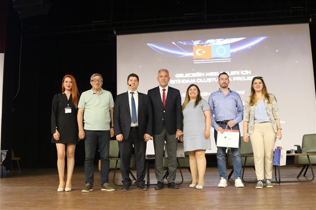 Atakum'da Geleceğin Meslekleri Zirvesi gerçekleştirildi