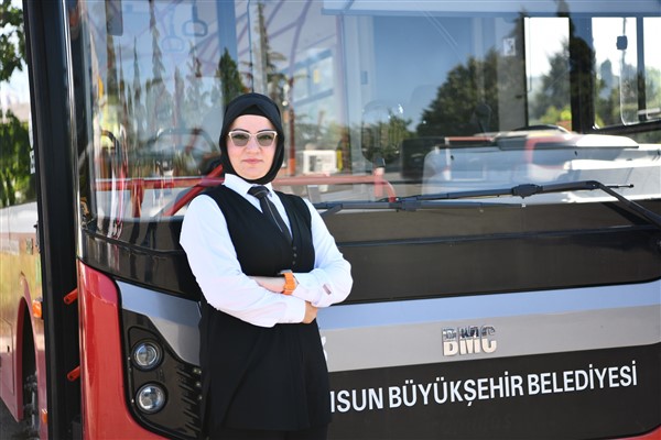 Samsun'un ilk kadın belediye otobüs şoförü Nazime Gör