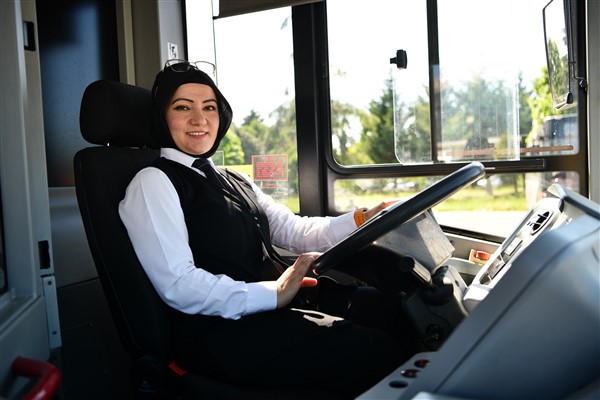 Samsun'un ilk kadın belediye otobüs şoförü Nazime Gör